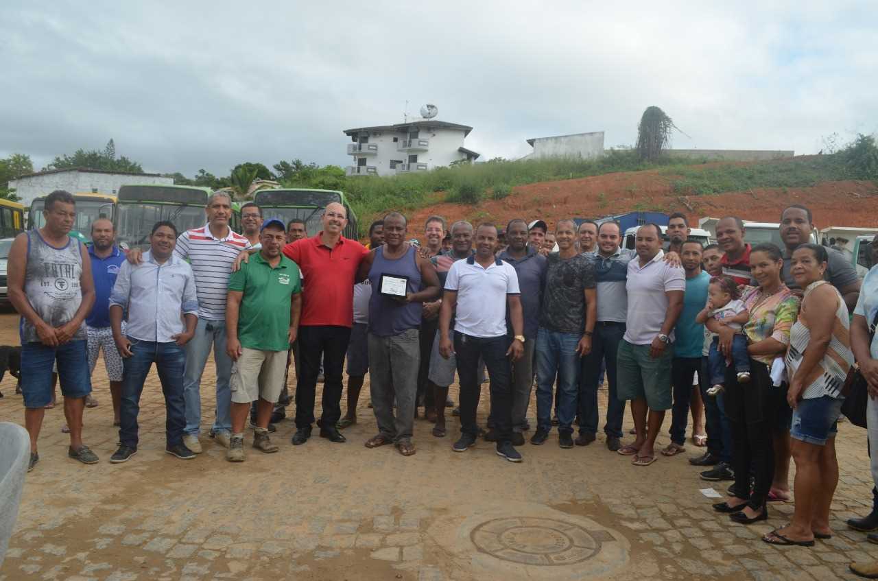 Camacã: Funcionário recebe Placa de Reconhecimento pelos 40 anos de serviço prestados a prefeitura
